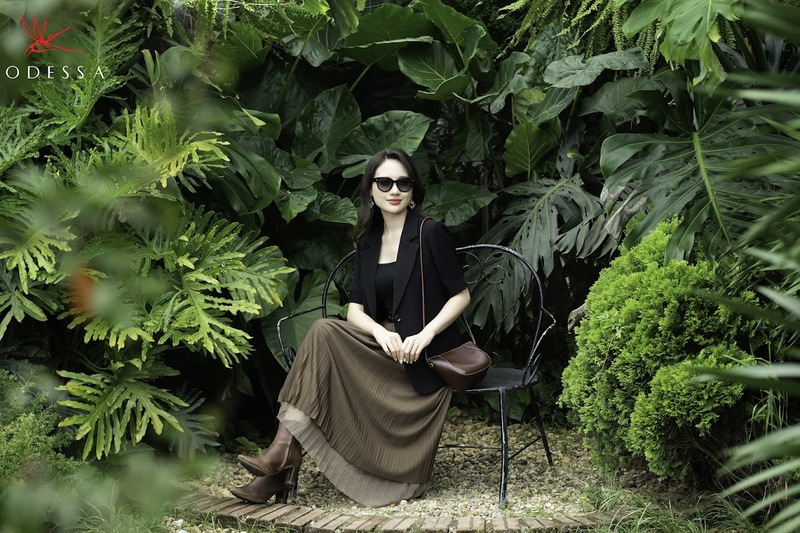 Áo blazer và váy xếp ly