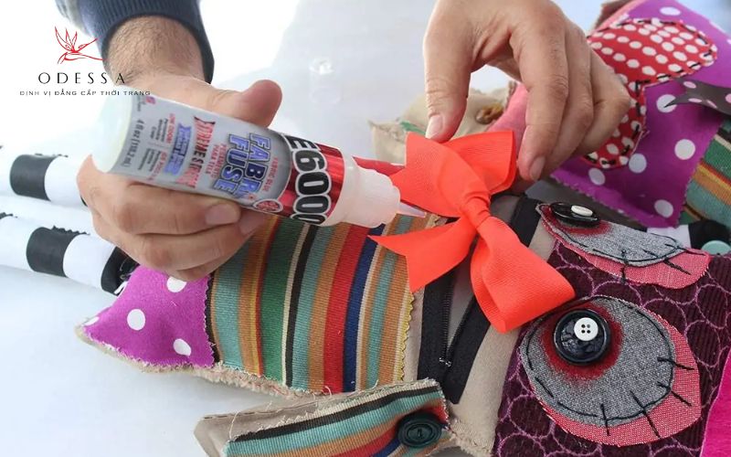 Dùng băng keo vải (Fabric tape)