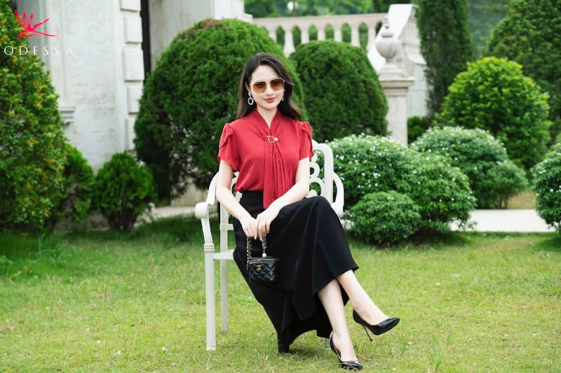 Áo voan đỏ cùng chân váy xòe đen Áo voan đỏ cùng chân váy xòe đen