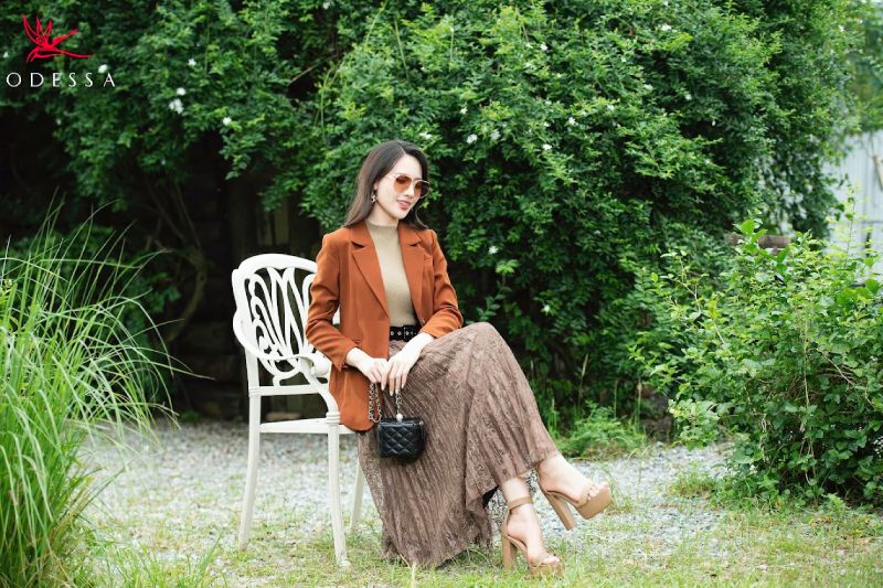 Set áo vest nâu và chân váy xếp ly Set áo vest nâu và chân váy xếp ly