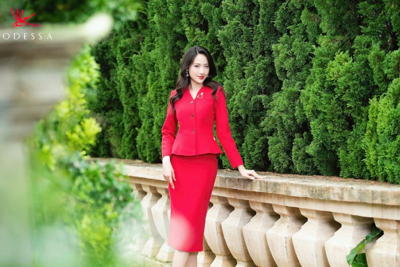 Áo vest cổ V dáng ôm cùng chân váy juyp Áo vest cổ V dáng ôm cùng chân váy juyp