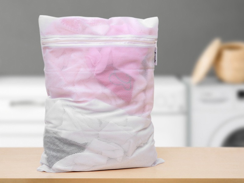 Dùng túi giặt để bảo vệ áo