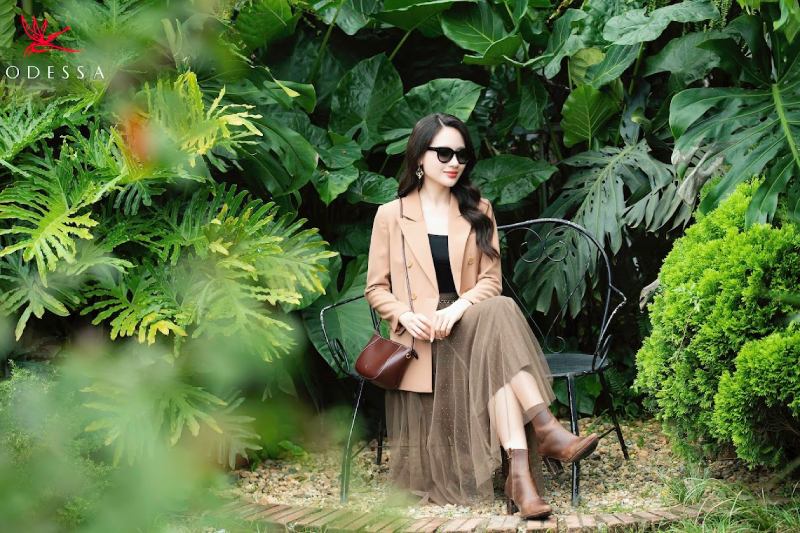 Chân váy midi cùng boot cổ thấp