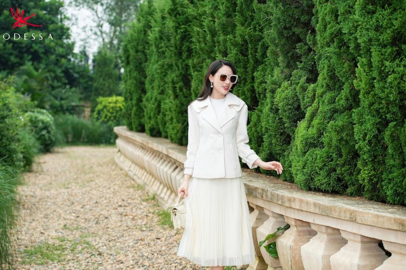 Đầm xoè phối cùng áo khoác dạ