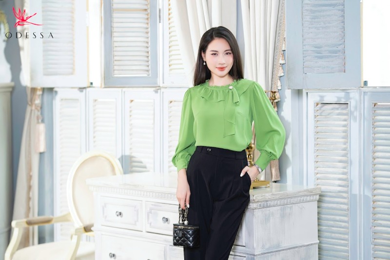 Áo cổ bèo mix cùng quần âu