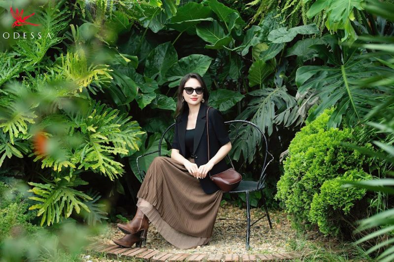 Phối áo blazer ngắn tay cùng chân váy xếp ly