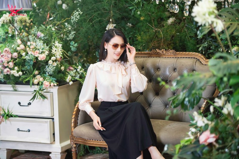 Phối áo vải voan cùng chân váy chữ A