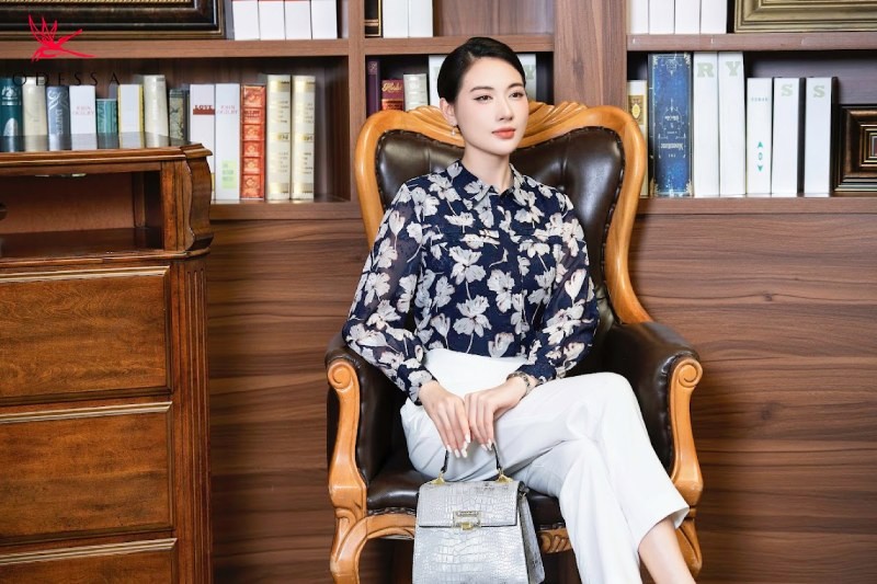 Quần Âu trắng mix áo sơ mi họa tiết