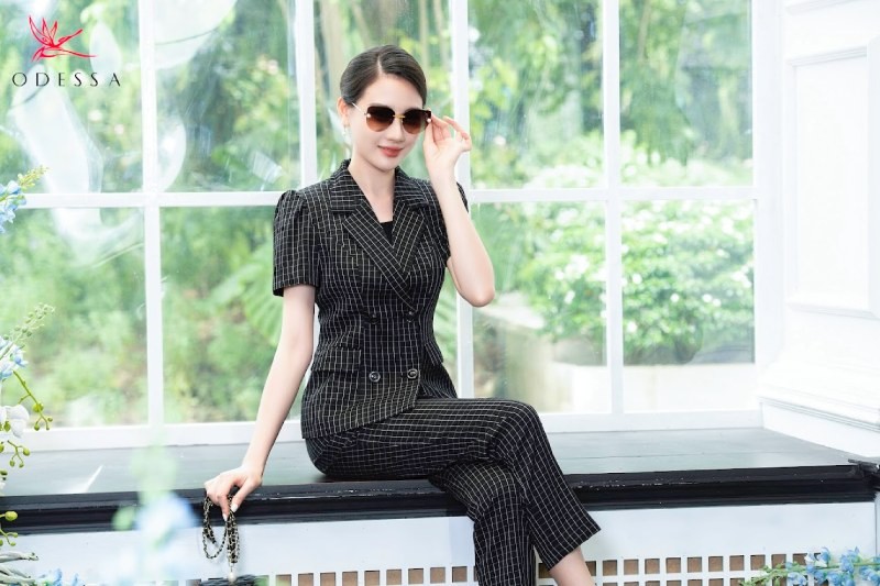 Set quần Âu cùng áo vest kẻ sọc – Đẳng cấp thời thượng