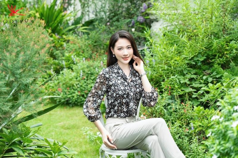 Quần Âu xám kết hợp cùng áo voan hoa đen