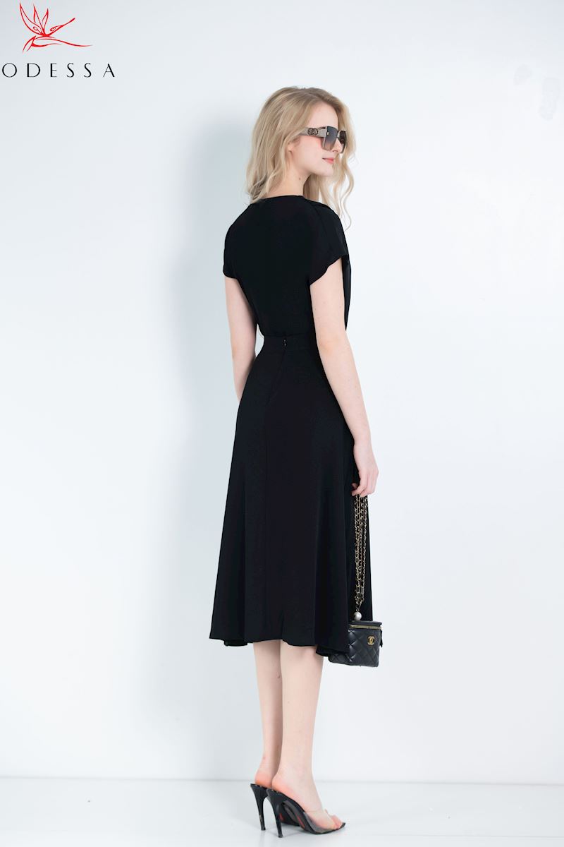 ÁO CHẤM BI CỔ V TRẺ TRUNG